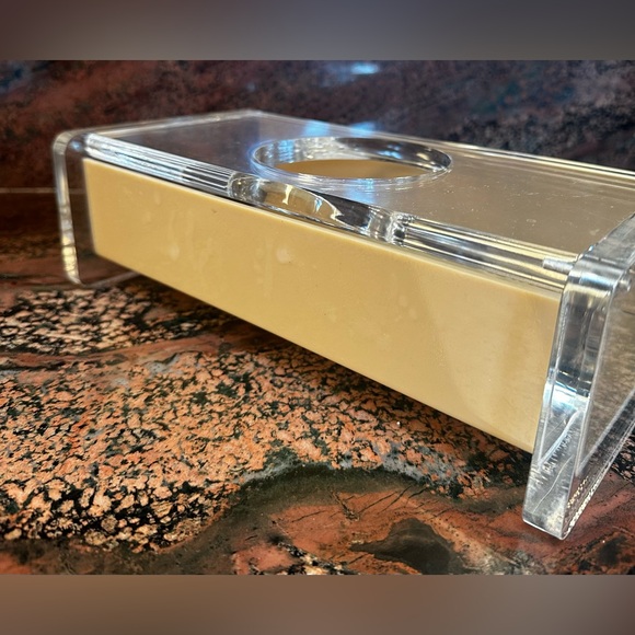 Vintage - MCM Lucite Tissue Box by L & R Enterprises, CA - Picture 4 of 6